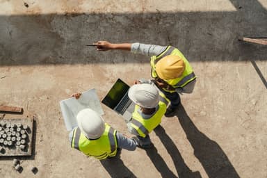 NBR 16280: profissionais verificam uma construção.