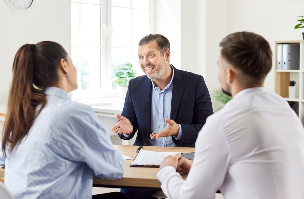 Em reunião com cliente, Corretor explica quando o inquilino tem direito a 30 dias de graça.